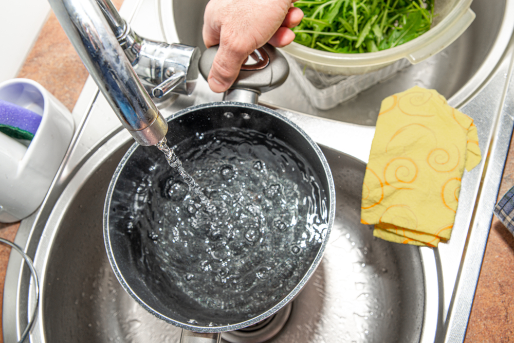 reinigung topf mit wasser